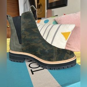 Toms Camouflage Suede Chelsea Booties - Olive Green